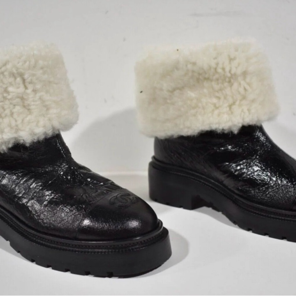 Chanel 2020 Black crinkled Leather Shearling Fur CC Cap Toe Pull On Ankle - Picture 2 of 6